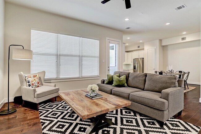 Foto del edificio - 8808 Hollister Pine Ct