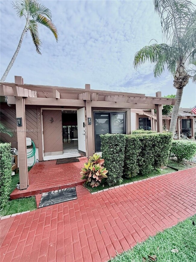 Building Photo - 2751 Parkview Dr S