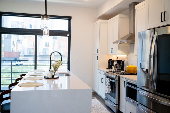 Foto del edificio - 1446 E 15th St