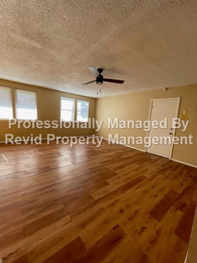 Building Photo - 3 Bedroom, 1 bath Ready for Move In