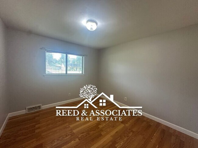 Foto del edificio - Spacious 3-Bedrooms in White Station Schoo...
