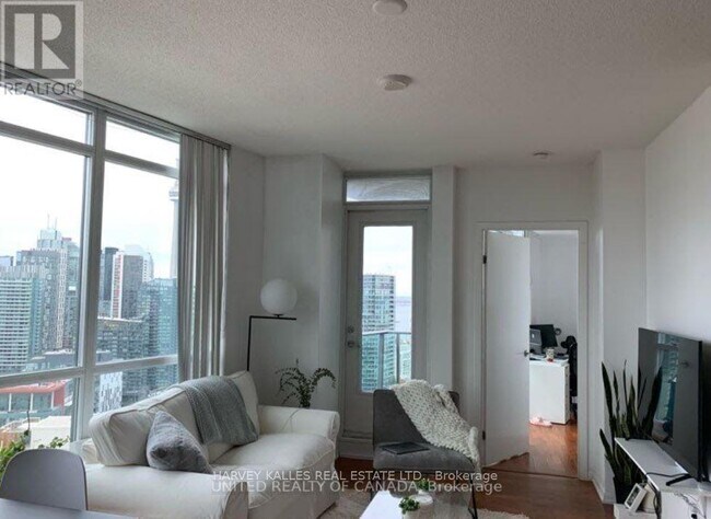 Building Photo - 215 Fort York Blvd