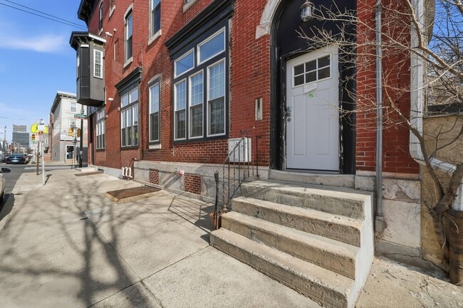 Building Photo - 1942