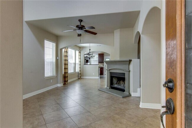 Building Photo - 15400 Interlachen Dr
