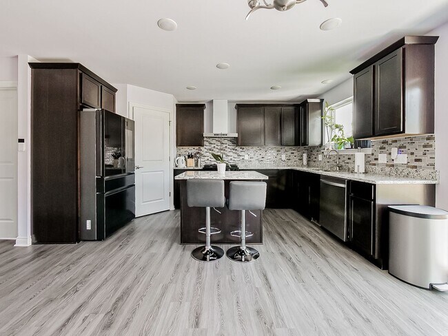 Foto del edificio - Exquisite 2024 Newly Constructed Lake View...