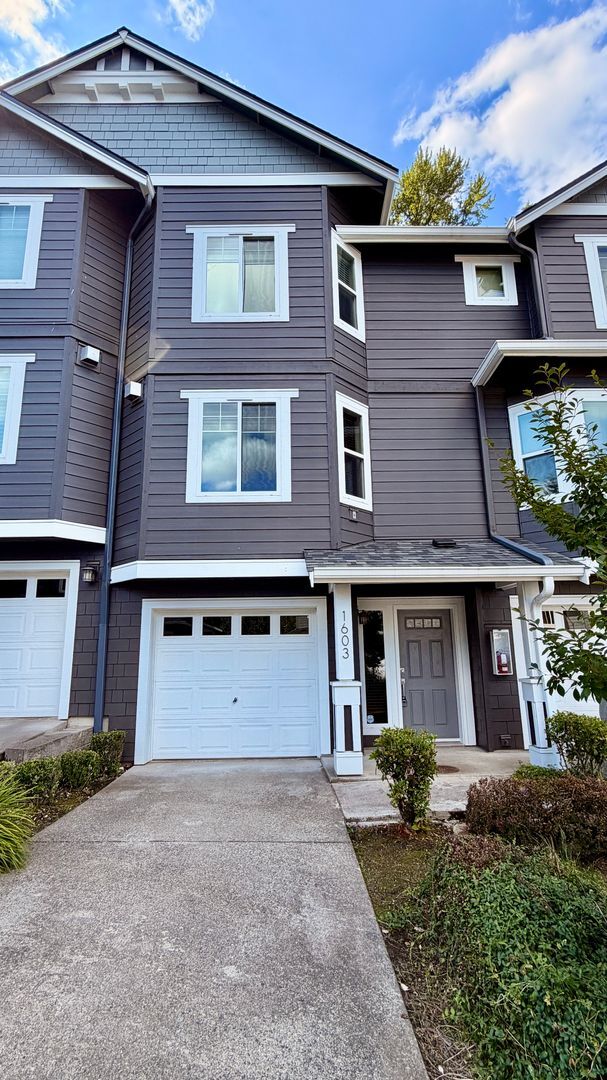 Building Photo - Spacious 2 Bed 2.5 Bath Lakemont Townhome with Greenbelt Views.