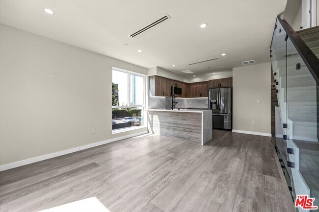 Foto del edificio - 1305 N Sycamore Ave