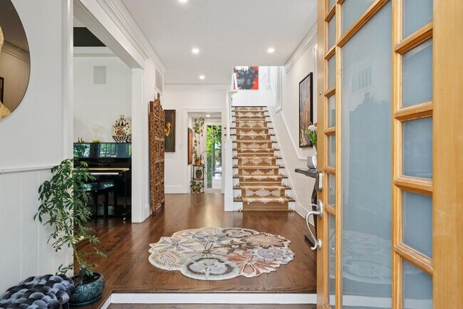 Building Photo - Beautifully Appointed 7-Bedroom Home with ...