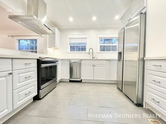 Foto del edificio - 1249 N Beachwood Dr Los Angeles, CA 90038