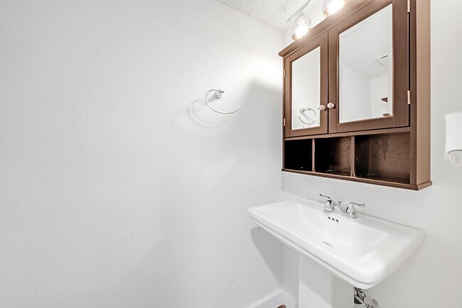 Building Photo - 635 Walston Ln