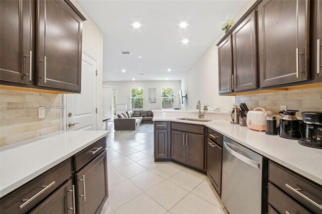 Foto del edificio - 4154 Greenway Dr