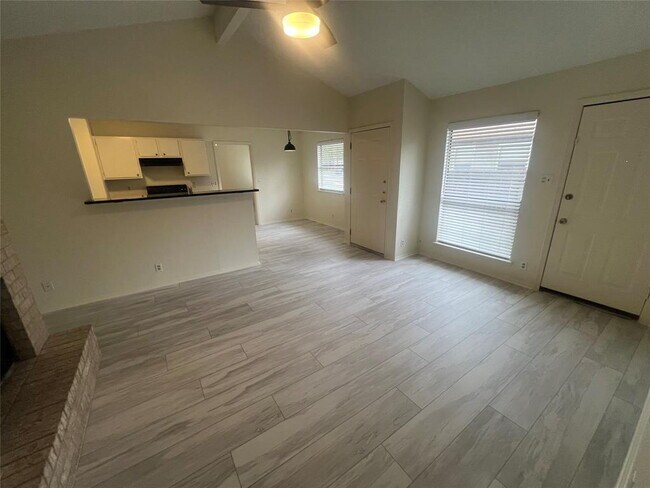Foto del edificio - 807 Lloyd Ln