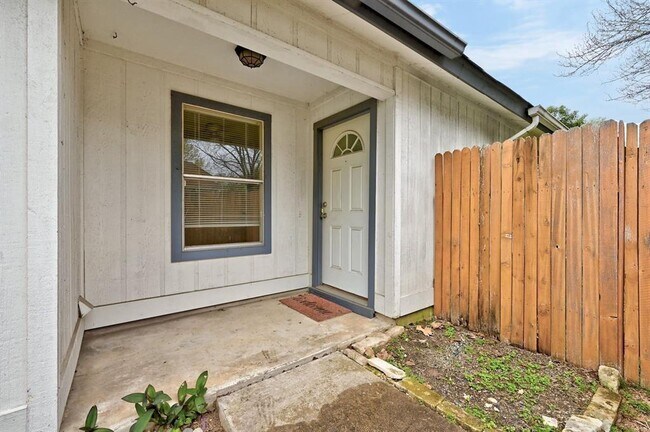 Foto del edificio - 9610 Holly Springs Dr