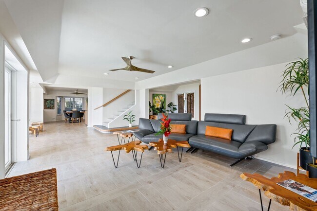 Foto del edificio - Oceanfront Wailupe Beach House w/ Pool & Hot Tub