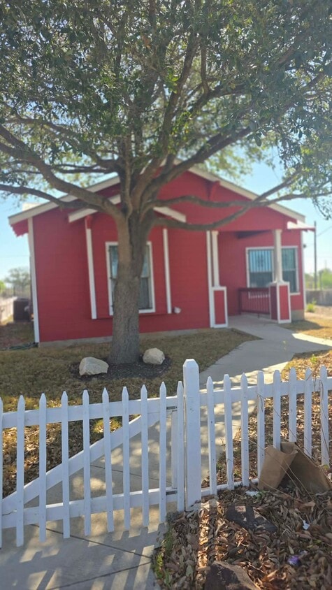 Building Photo - 602 Chihuahua St