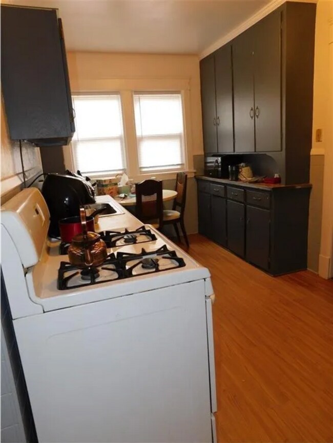 Kitchen - 723 W 5th St