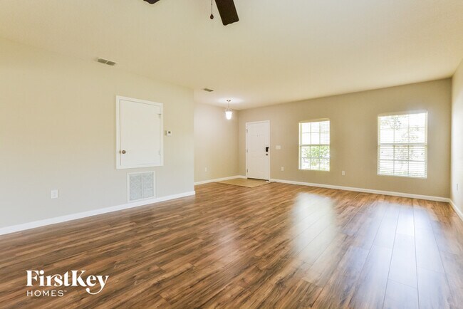 Building Photo - 593 Hollow Glen Dr