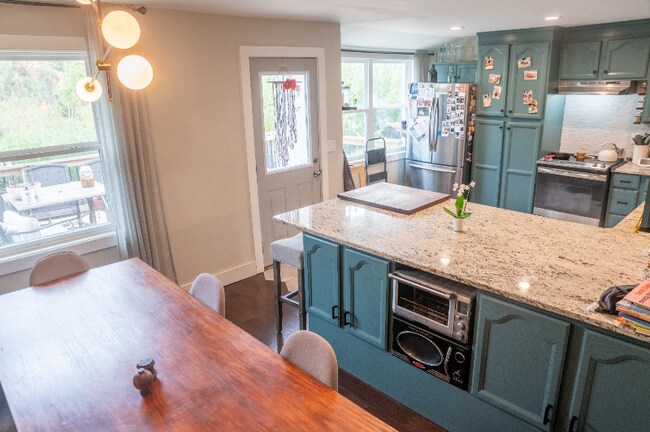 Foto del edificio - 8206 Holly Crest Dr