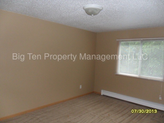 Building Photo - 902 N Dodge St