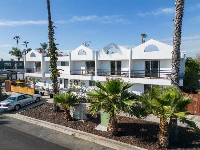 Building Photo - Coastal Living - One Block from the Ocean!