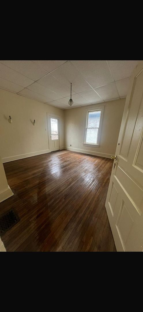 Building Photo - 3/4 bedrooms 1.5 bath