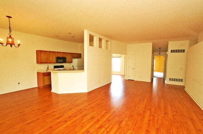 Gran salón con techo de 3,6 metros - 4333 Marival Way