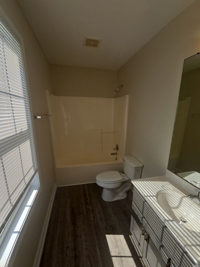 Spacious bathroom - 1351 N Dixie Ave