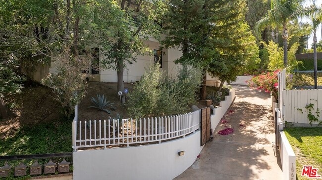 Foto del edificio - 15656 Crownridge Pl