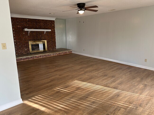 Foto del edificio - 323 Lance Cir