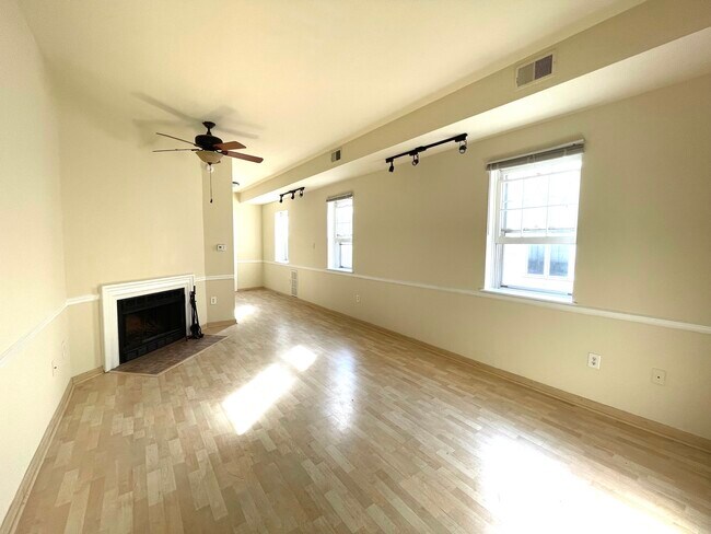 Living room - 2034 Green St
