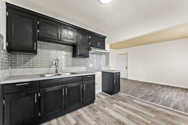 Foto del edificio - 8027 S Broadway