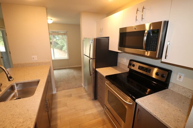 Building Photo - Spacious 1 Bed 1 Bath Corner Unit in North...