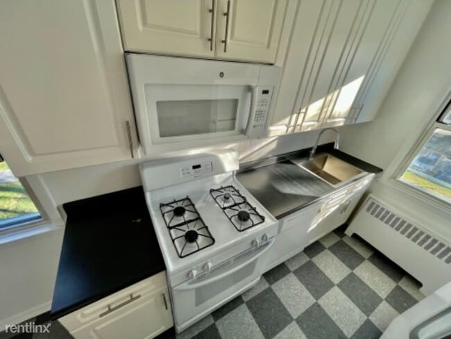Building Photo - 1 br, 1 bath Townhome - 179 White Plains R...