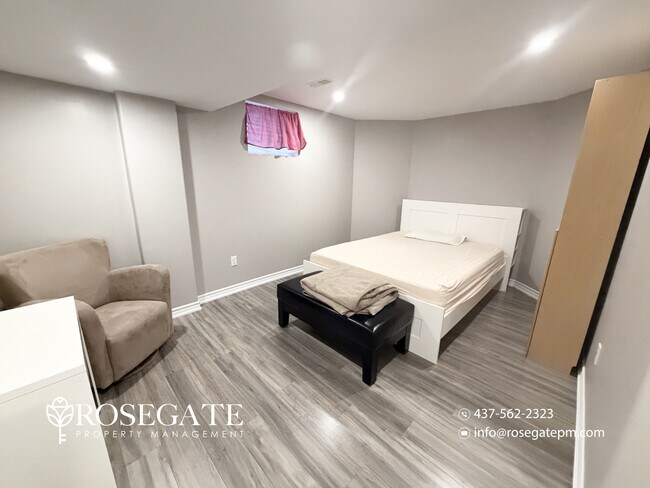 Photo du bâtiment - Furnished 1-Bedroom Basement Apartment with Parking & In-Unit Laundry in Milton