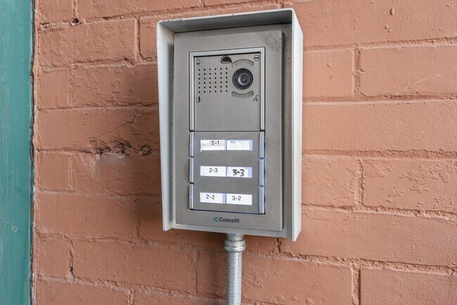 Building Photo - 202 Broadway