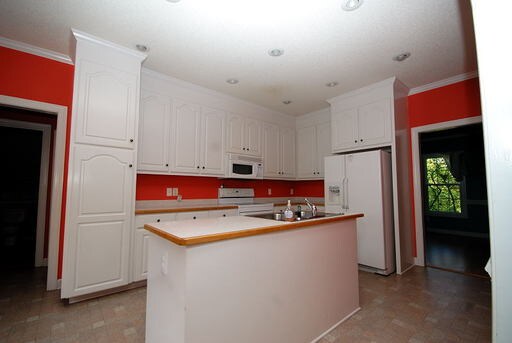 Building Photo - 476 Riverbend Rd N