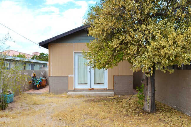 Building Photo - 1328 E 7th St