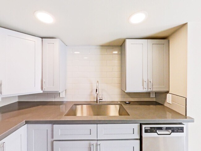 Building Photo - 1 Bedroom Cottage in the heart of Laguna B...
