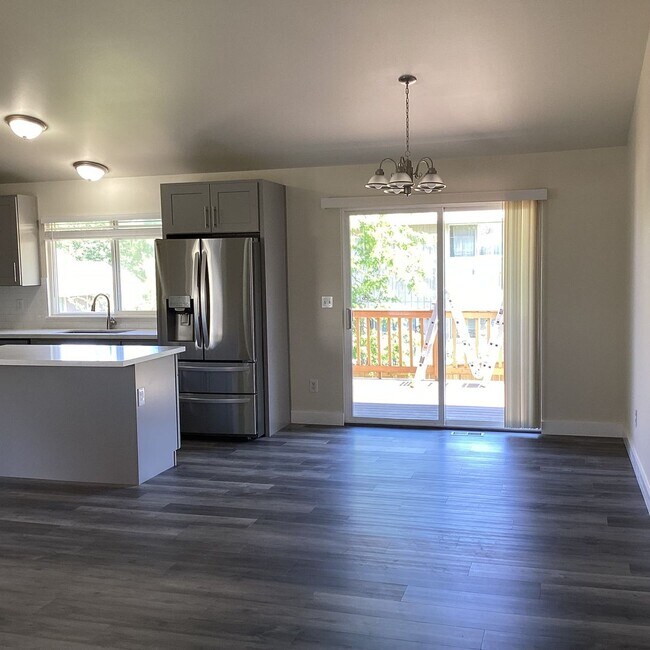 Building Photo - Updated 4 bedroom in The Desirable Merrill...