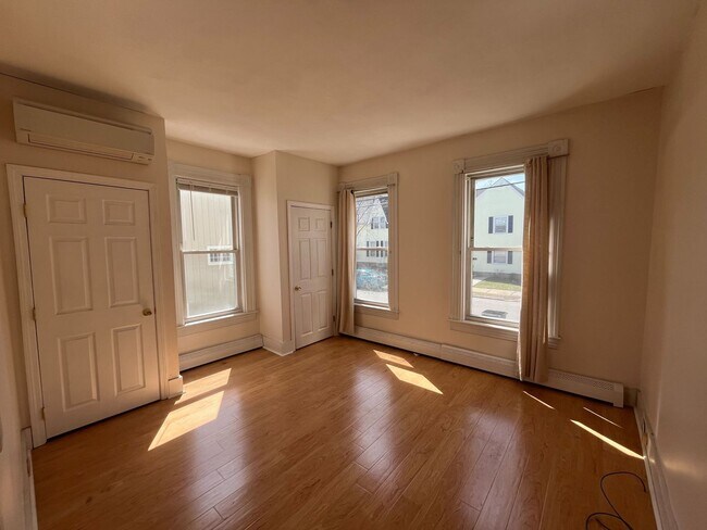 Building Photo - 823 Chestnut St