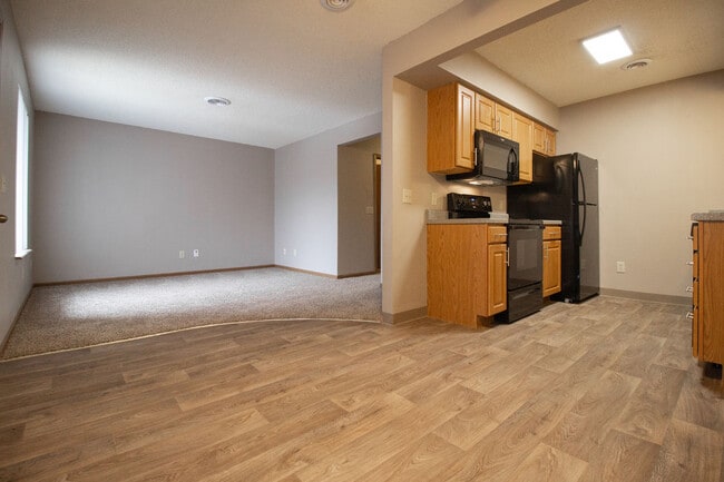 Piso estilo madera en Delaware Crossing - Delaware Crossing Apartments & Townhomes