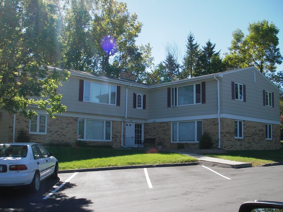 Primary Photo - 170 Wayzata Blvd E