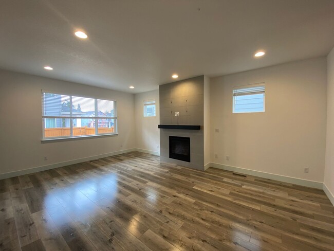 Building Photo - Modern 3 BD* 2.5 BA* Single Family Home in...