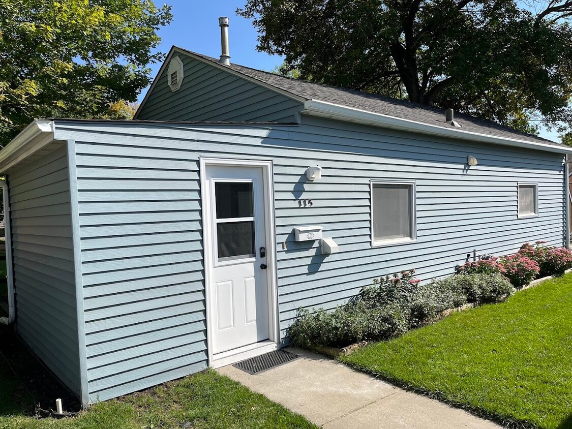 Vista frontal - 115 5th Ave W