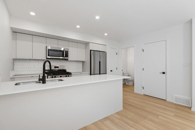 Building Photo - 12327-12107 107 St NW