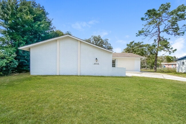 Foto del edificio - 4459 Springwood Rd