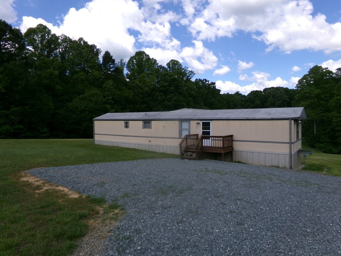5439 Wall's Lake Rd, Walnut Cove, NC 27052 House Rental in Walnut