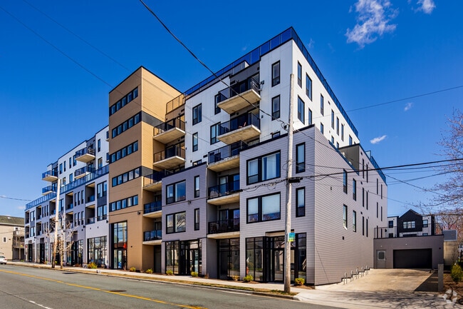 Cour 2 - 6450 Bayers Road - Courtyard 1 & 2 At Bayers & Young