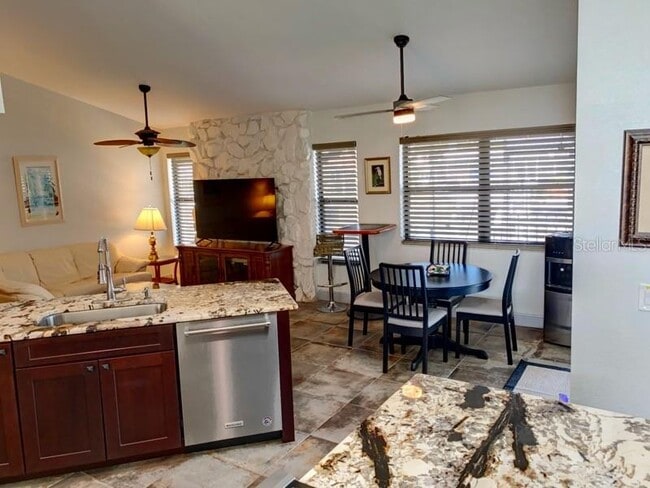 Foto del edificio - 572 Belvedere Ct