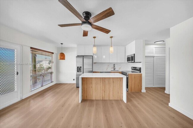 Foto del edificio - 2716 NE 30th Pl